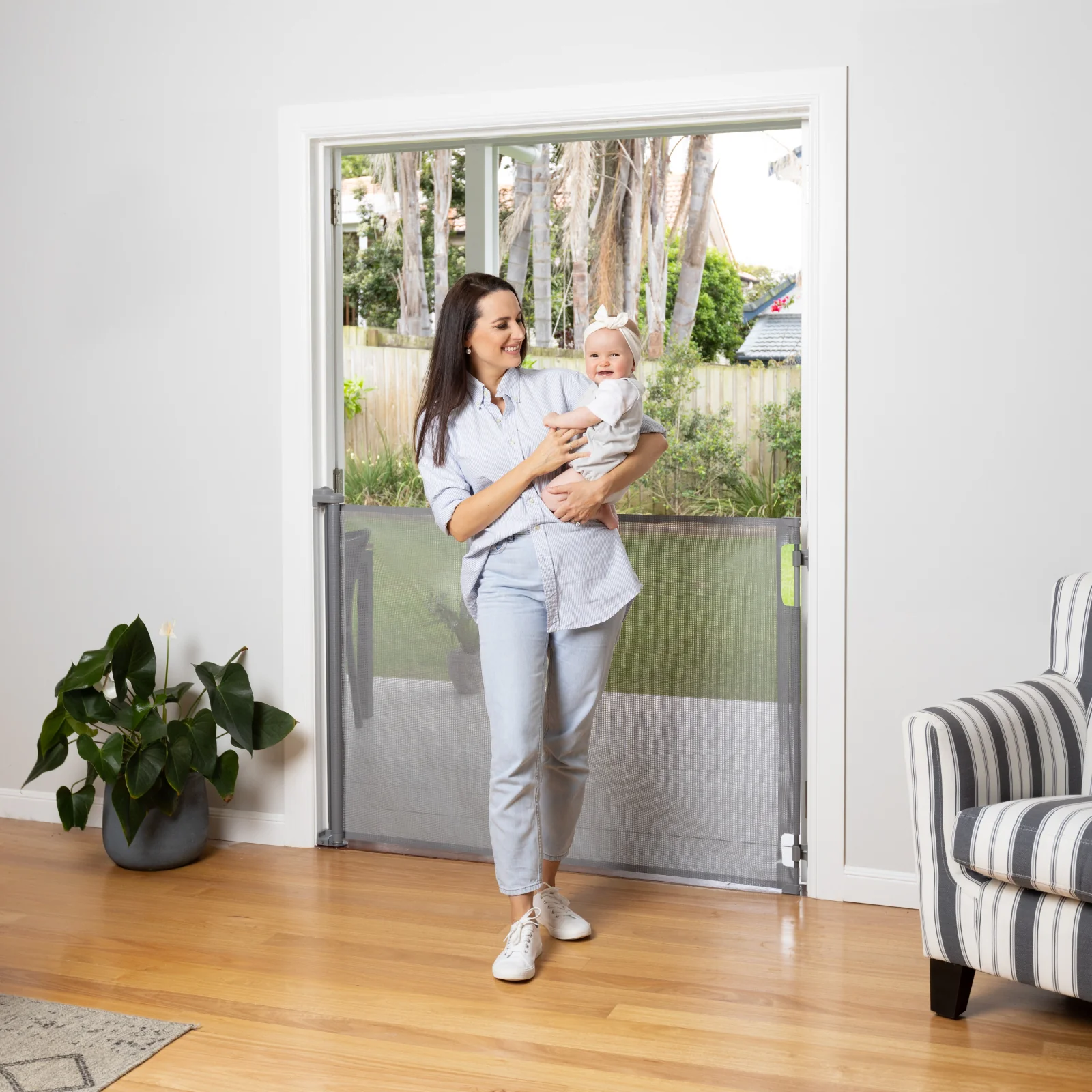 Easy Fit Retractable Baby Gate | Extra Tall | 1.8m W x 1.04m H - Image 3